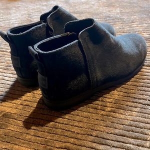 Girls Toms new!! Size 3 Grey boots